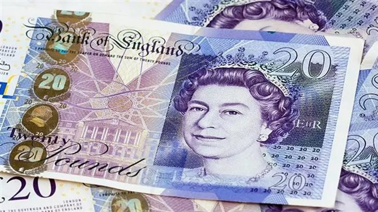 تراجع الجنيه الإسترليني.. أزمة سياسية تجمّد العملة البريطانية وسط توقعات خفض الفائدة الجديدة